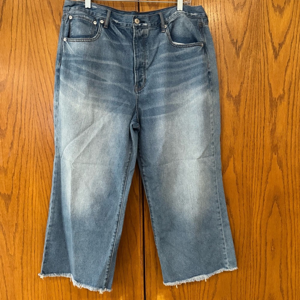 American Eagle Outfitters Women's 18 Wide Leg Crop Button Fly Denim Raw Hemline